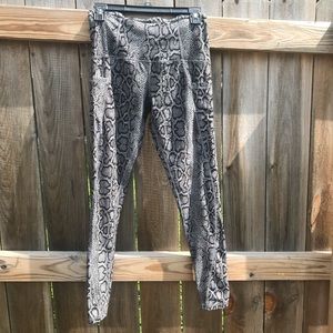 Snakeskin print leggings